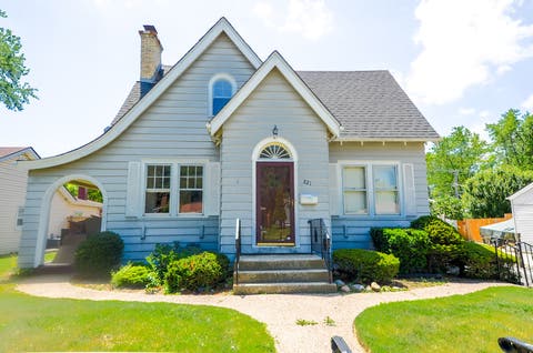 Photo of 221 W Courtland Street, Mundelein, IL 60060 (MLS # 12712649)