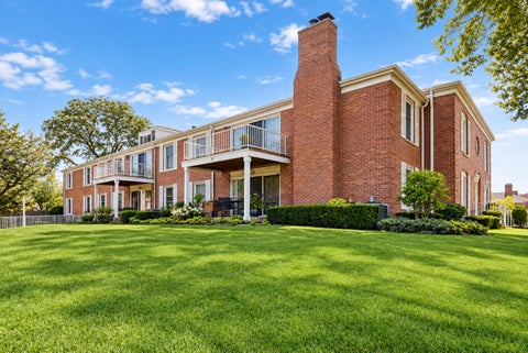 Tiny photo for 128 Carriage Way Drive #117B, Burr Ridge, IL 60527 (MLS # 12780248)