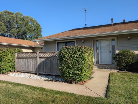 Tiny photo for 4913 W Oakwood Drive #B, McHenry, IL 60050 (MLS # 12482634)