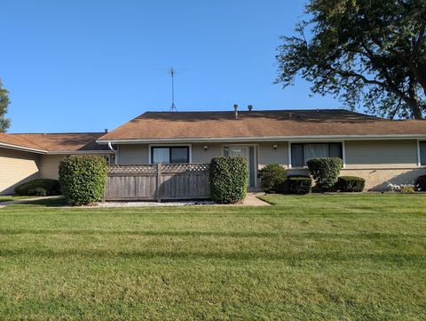Photo of 4913 W Oakwood Drive #B, McHenry, IL 60050 (MLS # 12482634)