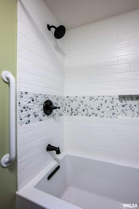 Tiny photo for 202 Dinah Lane, Marion, IL 62959 (MLS # QC4269361)