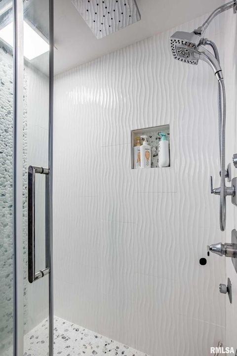 Tiny photo for 202 Dinah Lane, Marion, IL 62959 (MLS # QC4269361)