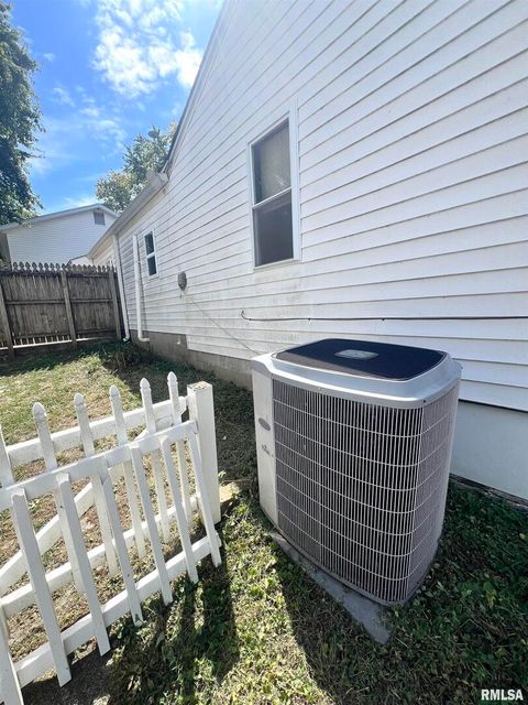 Tiny photo for 404 OAK Street, Anna, IL 62906 (MLS # QC4267597)