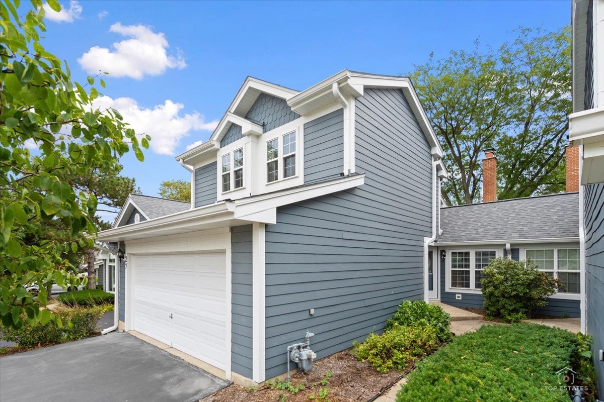 27 SARAHS GROVE Lane