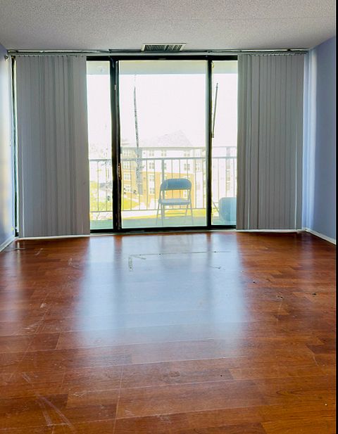 Tiny photo for 2015 S Finley Road #812, Lombard, IL 60148 (MLS # 12525010)