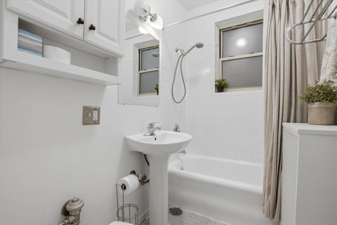 Tiny photo for 240 S MAPLE Avenue #1W, Oak Park, IL 60302 (MLS # 12646141)