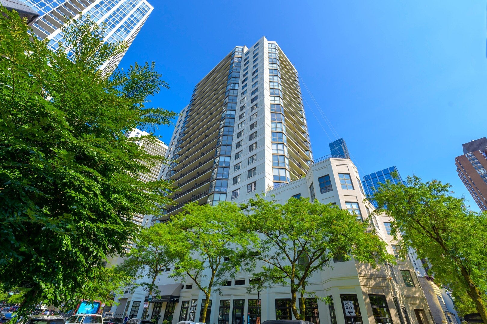 33 W Delaware Place 16C