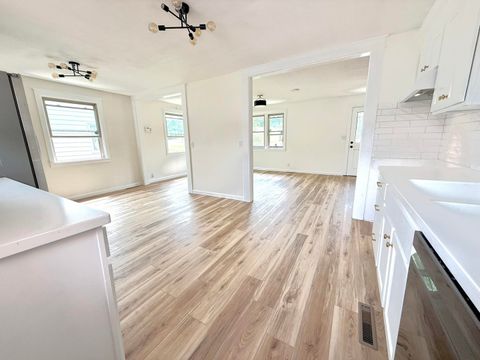 Tiny photo for 1103 W 10th St Street, Metropolis, IL 62960 (MLS # 100000297)