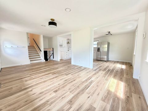 Tiny photo for 1103 W 10th St Street, Metropolis, IL 62960 (MLS # 100000297)