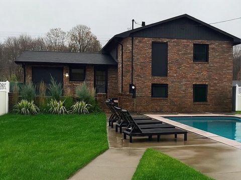 Tiny photo for 1103 W 10th St Street, Metropolis, IL 62960 (MLS # 100000297)