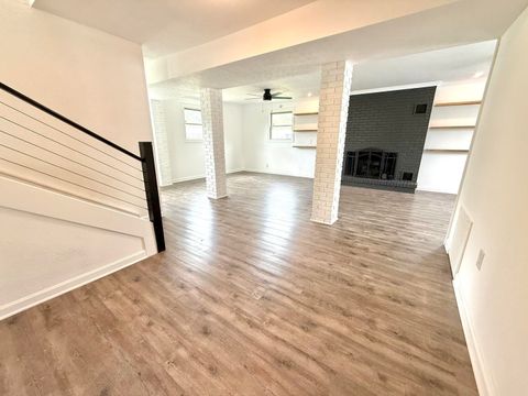 Tiny photo for 1103 W 10th St Street, Metropolis, IL 62960 (MLS # 100000297)