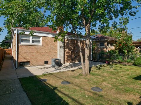 Tiny photo for 8415 Trumbull Avenue, Skokie, IL 60076 (MLS # 12489338)