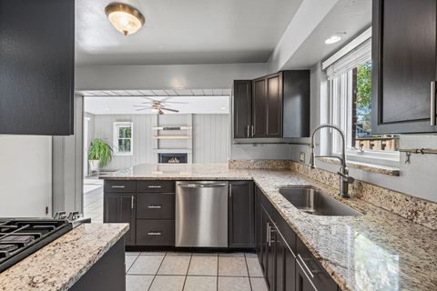 Tiny photo for 627 E Davis Street, Arlington Heights, IL 60005 (MLS # 12622035)