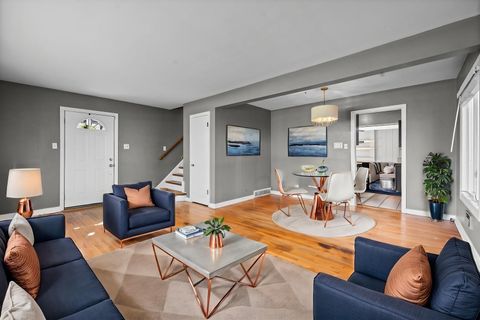 Tiny photo for 627 E Davis Street, Arlington Heights, IL 60005 (MLS # 12622035)