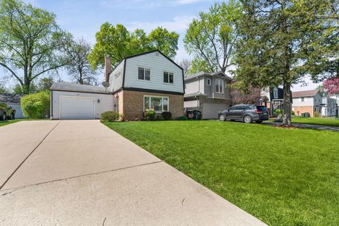Photo of 627 E Davis Street, Arlington Heights, IL 60005 (MLS # 12622035)