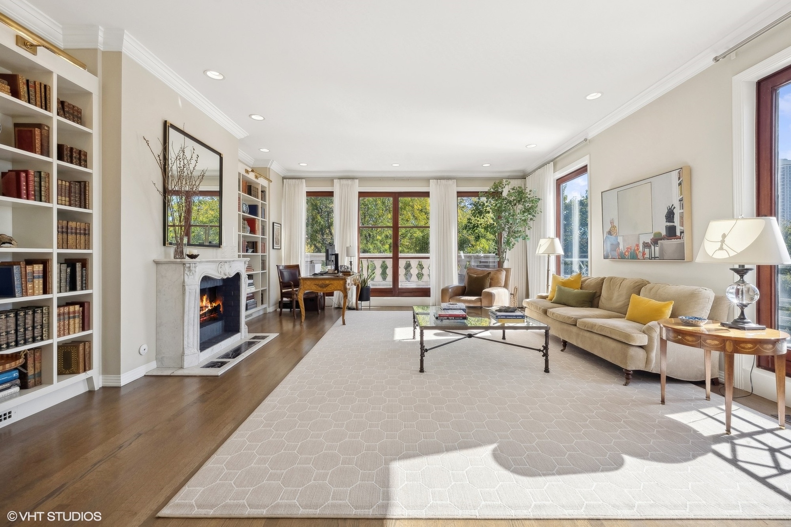 2122 N HUDSON Avenue -