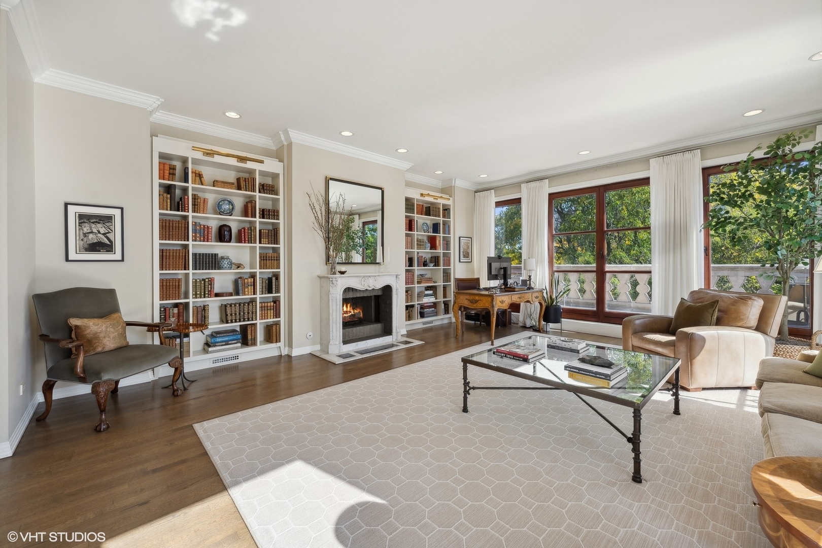 2122 N HUDSON Avenue -