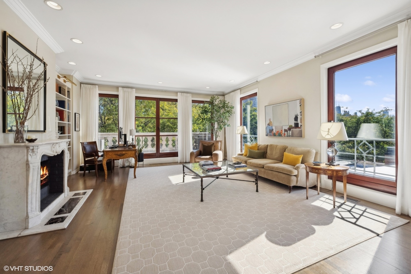 2122 N HUDSON Avenue -