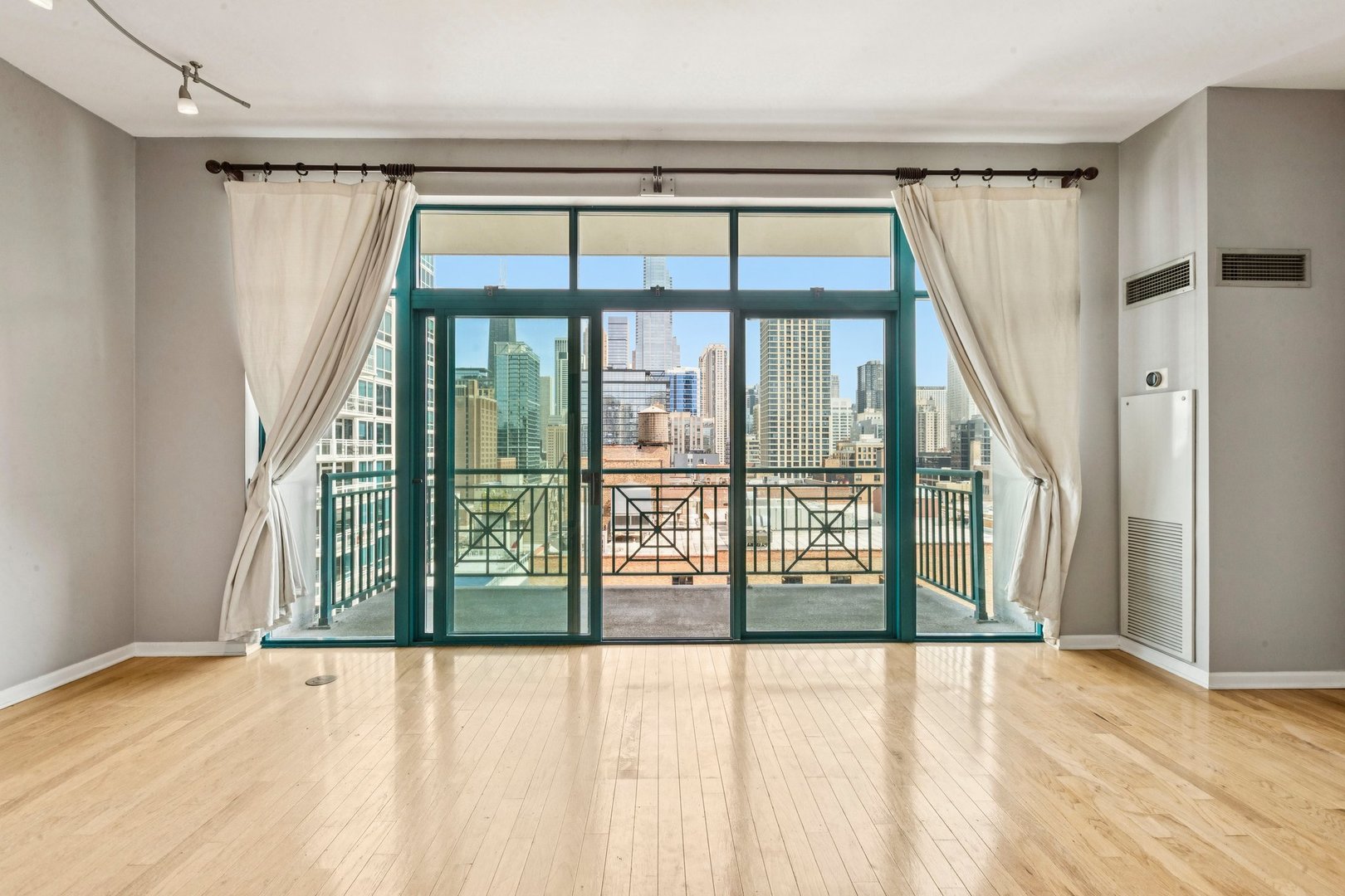 340 W Superior Street 1102