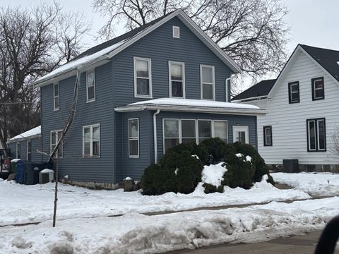 Photo of 2235 Pershing Blvd Boulevard, Clinton, IA 52732 (MLS # QC4270118)