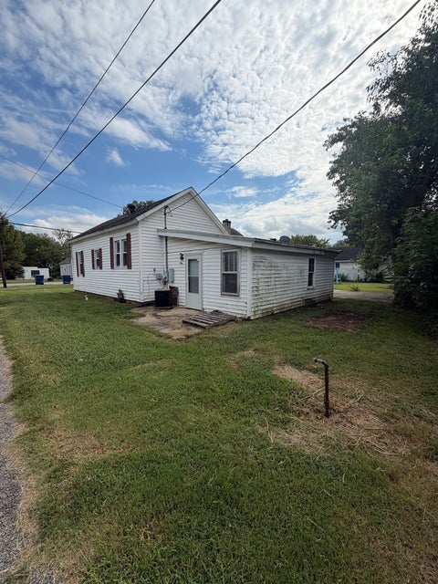 Tiny photo for 110 W Webb Street, Carmi, IL 62821 (MLS # 12757983)