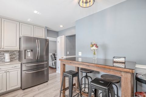 Tiny photo for 2407 Valley Drive, Lindenhurst, IL 60046 (MLS # 12593086)