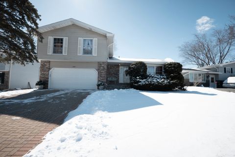 Photo of 2407 Valley Drive, Lindenhurst, IL 60046 (MLS # 12593086)