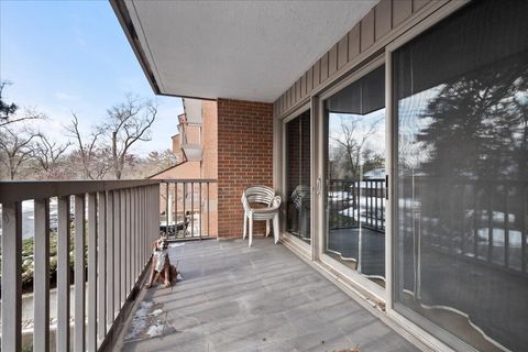Tiny photo for 22 Park Lane #220, Park Ridge, IL 60068 (MLS # 12543237)