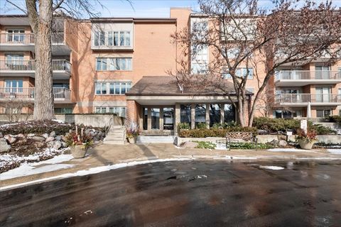 Tiny photo for 22 Park Lane #220, Park Ridge, IL 60068 (MLS # 12543237)
