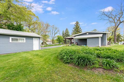 Tiny photo for 555 W Saint Charles Road, Lombard, IL 60148 (MLS # 12478495)