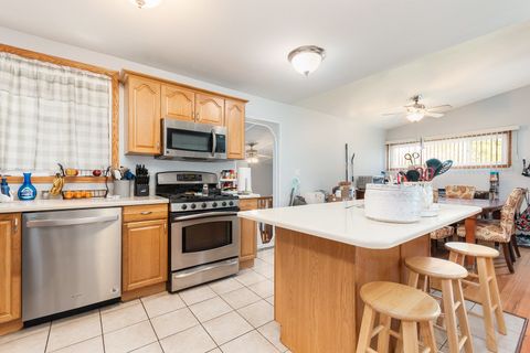 Tiny photo for 555 W Saint Charles Road, Lombard, IL 60148 (MLS # 12478495)