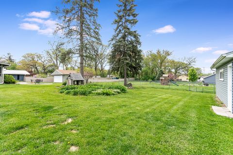 Tiny photo for 555 W Saint Charles Road, Lombard, IL 60148 (MLS # 12478495)