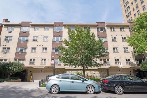 Photo of 420 W Aldine Avenue #404, Chicago, IL 60657 (MLS # 12458479)