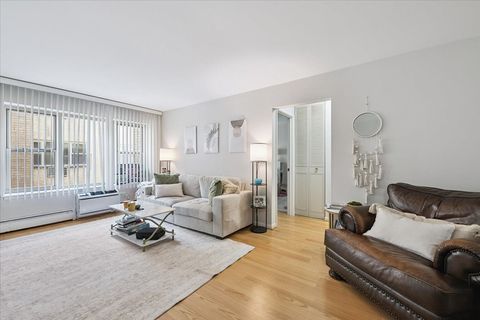 Tiny photo for 420 W Aldine Avenue #404, Chicago, IL 60657 (MLS # 12458479)