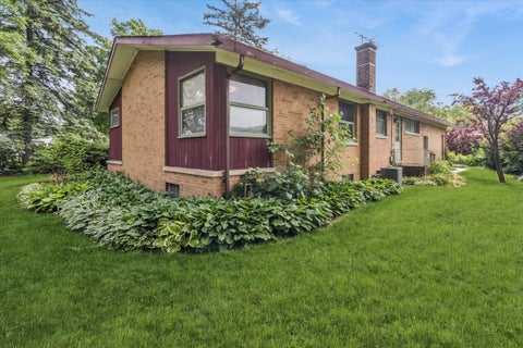 Tiny photo for 719 W Dresser Drive, Mount Prospect, IL 60056 (MLS # 12631151)