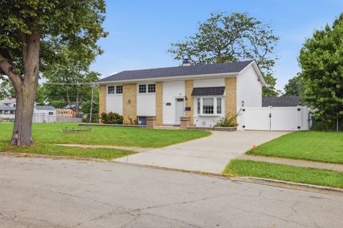 Photo of 170 E ALTGELD Avenue, Glendale Heights, IL 60139 (MLS # 12690385)