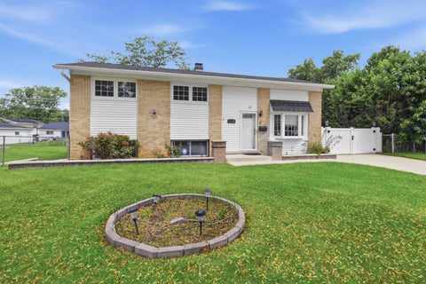 Tiny photo for 170 E ALTGELD Avenue, Glendale Heights, IL 60139 (MLS # 12690385)