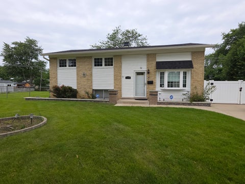 Tiny photo for 170 E ALTGELD Avenue, Glendale Heights, IL 60139 (MLS # 12690385)