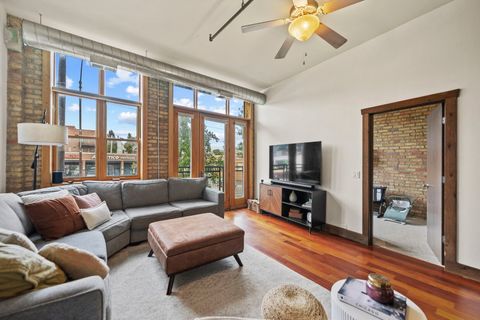 Tiny photo for 3133 N LAKEWOOD Avenue #2E, Chicago, IL 60657 (MLS # 12501126)