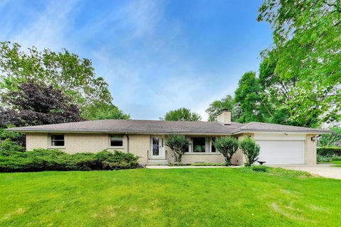 Photo of 1015 Sherwood Drive, Prospect Heights, IL 60070 (MLS # 12697885)