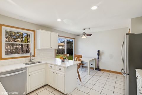 Tiny photo for 12 Cloverdale Court, Buffalo Grove, IL 60089 (MLS # 12341595)