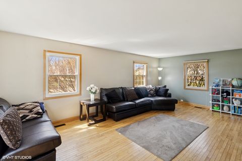 Tiny photo for 12 Cloverdale Court, Buffalo Grove, IL 60089 (MLS # 12341595)