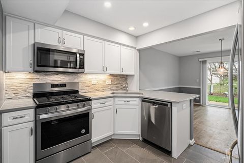 Tiny photo for 1606 W ORCHARD Place #1606, Arlington Heights, IL 60005 (MLS # 12617480)