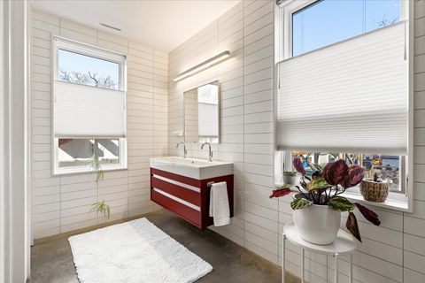 Tiny photo for 2100 W Eastwood Avenue, Chicago, IL 60625 (MLS # 12582648)