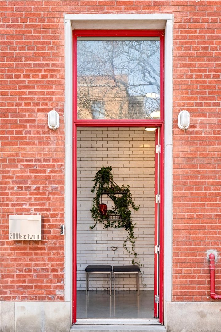 2100 W Eastwood Avenue
