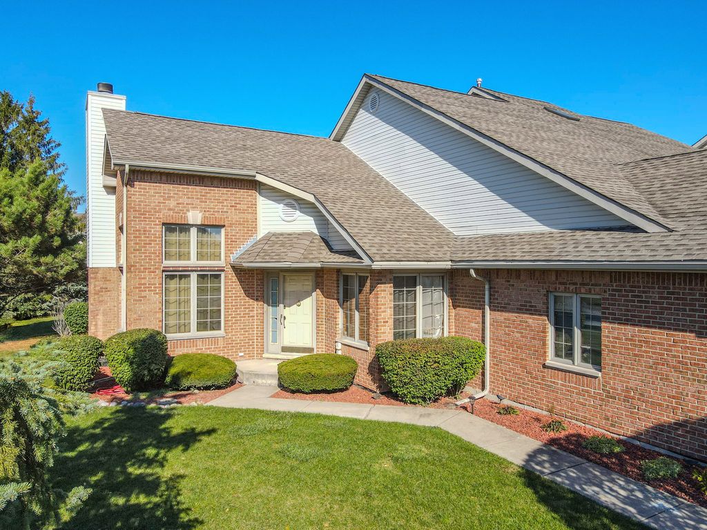 Photo for 6706 Pondview Drive, Tinley Park, IL 60477 (MLS # 12503875)