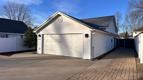 Tiny photo for 1111 E Elm Street, WestFrank, IL 62896 (MLS # 100000372)