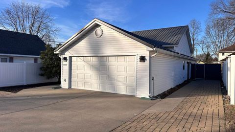 Tiny photo for 1111 E Elm Street, West Frankfort, IL 62896 (MLS # 100000372)