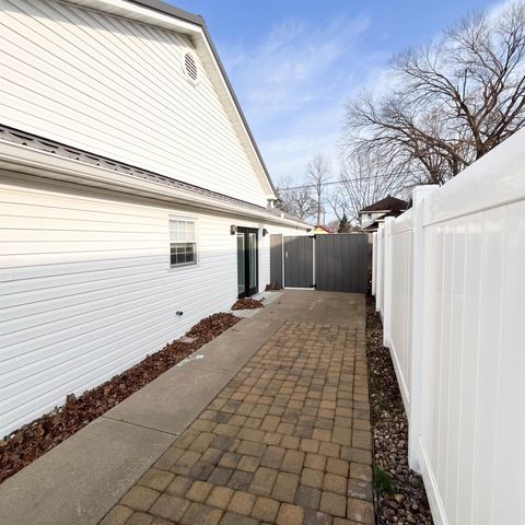 Tiny photo for 1111 E Elm Street, WestFrank, IL 62896 (MLS # 100000372)