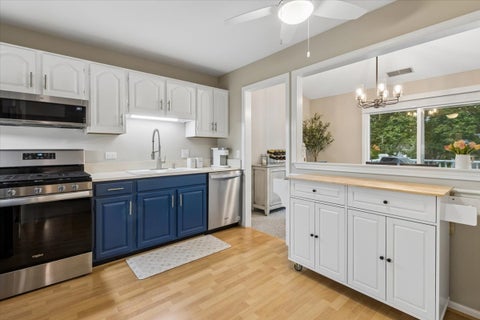 Tiny photo for 708 Burr Oak Lane #B, Prospect Heights, IL 60070 (MLS # 12776835)